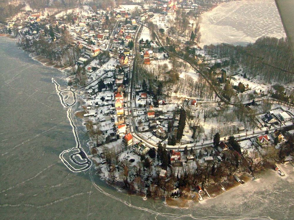 Buckow / Brandenburg aus der Vogelperspektive: Winterstimmung in der Kurstadt Buckow am Schermüzelsee 24.01.2006