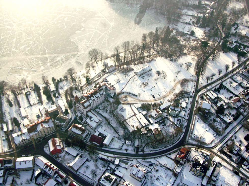 Buckow / Brandenburg aus der Vogelperspektive: Winterstimmung in der Kurstadt Buckow am Schermüzelsee 24.01.2006