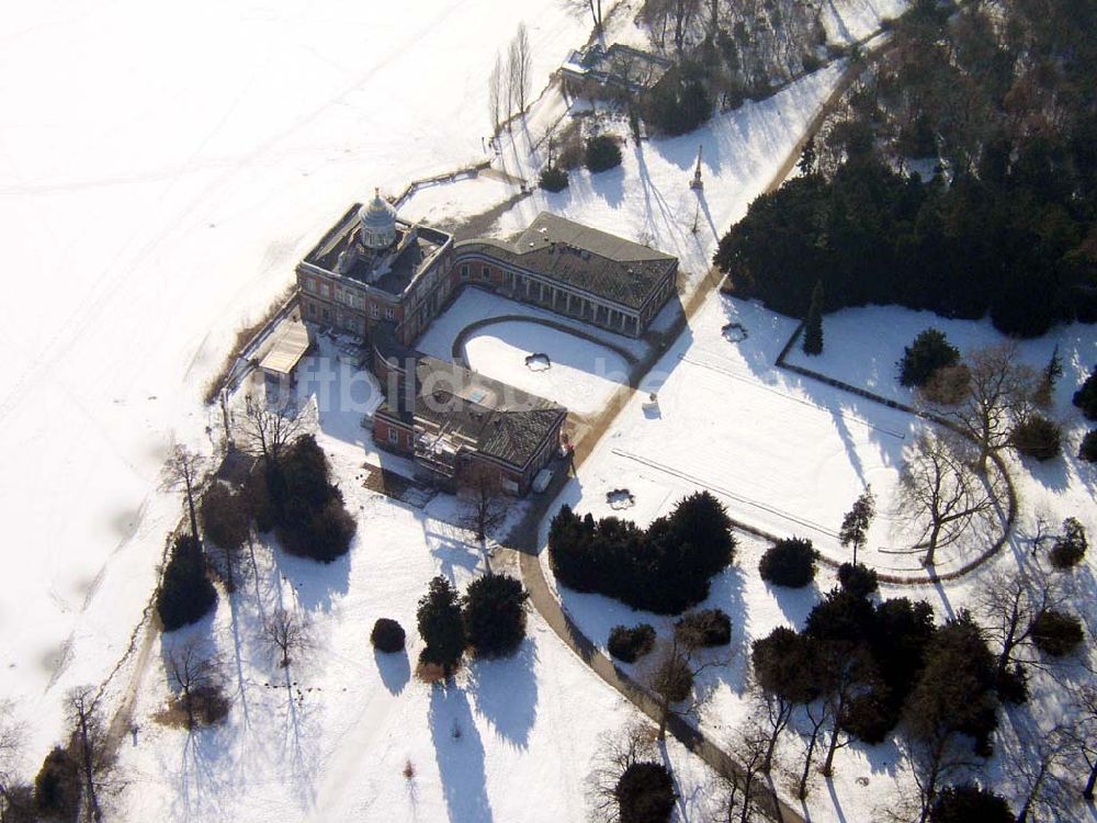 Potsdam/Brandenburg aus der Vogelperspektive: Winterstimmung am Marmorpalais im Neuen Garten in Potsdam Adresse: Marmorpalais Im Neuen Garten (Am Ufer des Heiligen Sees) 14469 Potsdam Email: mail@potsdam-sightseeing