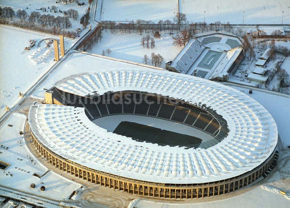 Luftaufnahme Berlin - Winterstimmung am Olympiastadion in Berlin