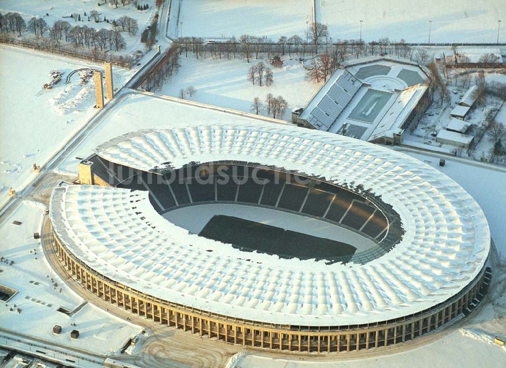 Berlin von oben - Winterstimmung am Olympiastadion in Berlin