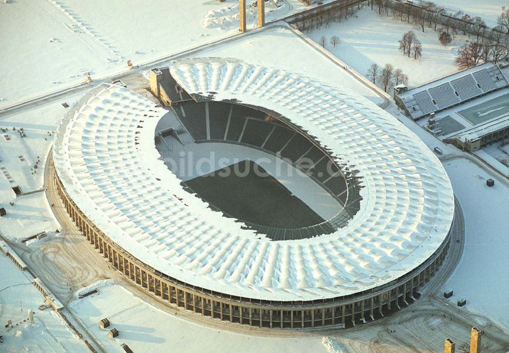 Berlin aus der Vogelperspektive: Winterstimmung am Olympiastadion in Berlin