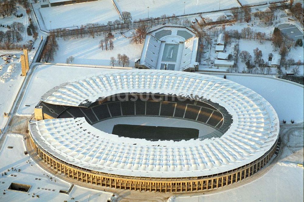 Luftaufnahme Berlin - Winterstimmung am Olympiastadion in Berlin