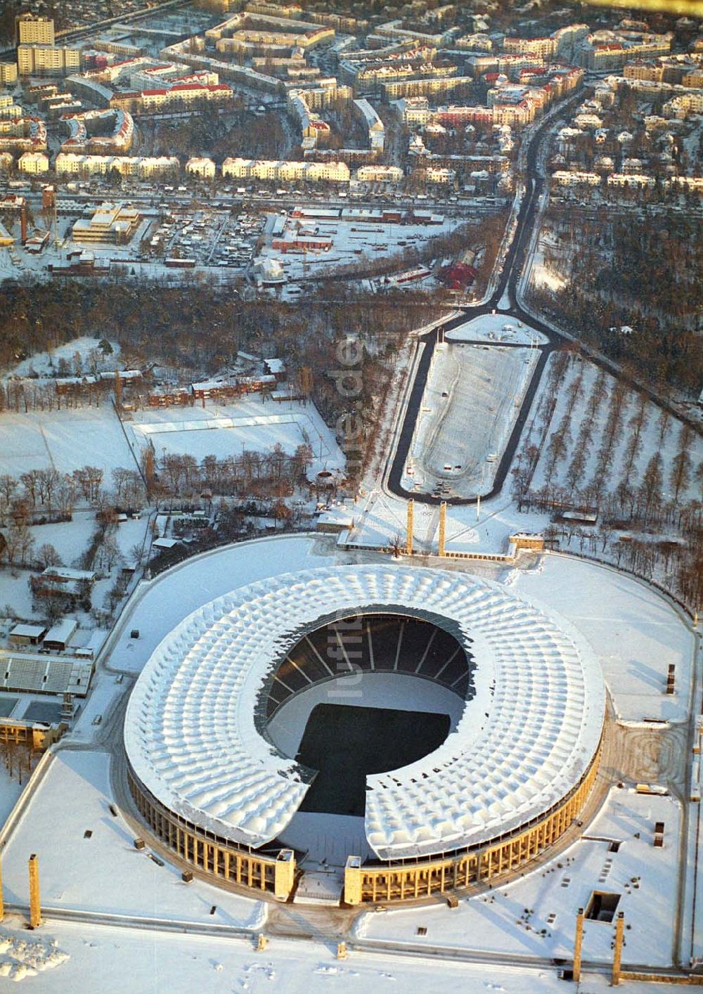 Berlin von oben - Winterstimmung am Olympiastadion in Berlin