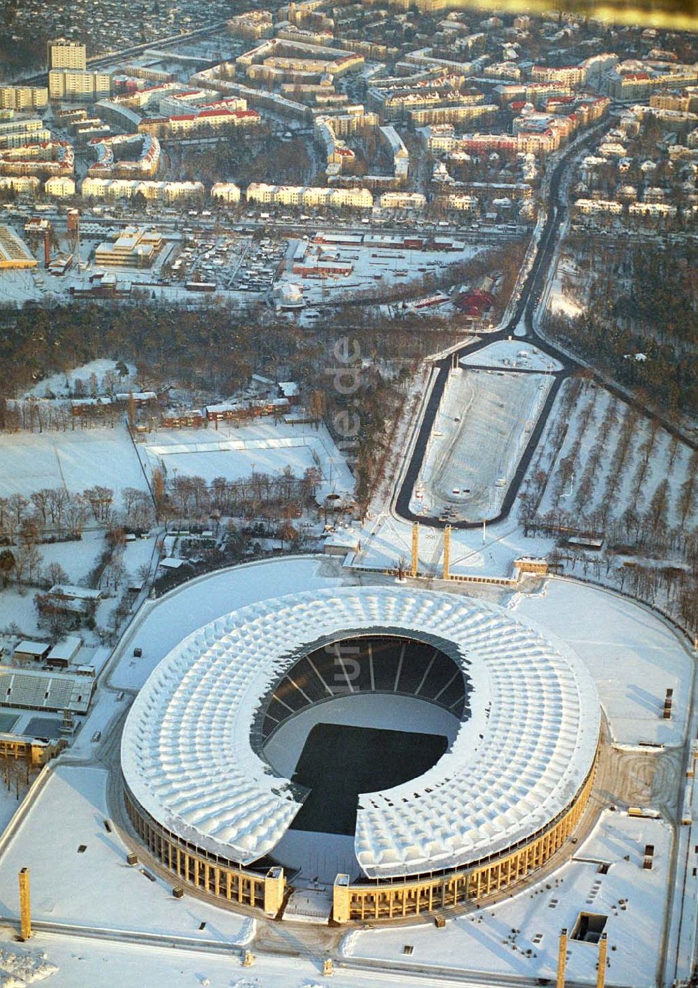 Berlin aus der Vogelperspektive: Winterstimmung am Olympiastadion in Berlin