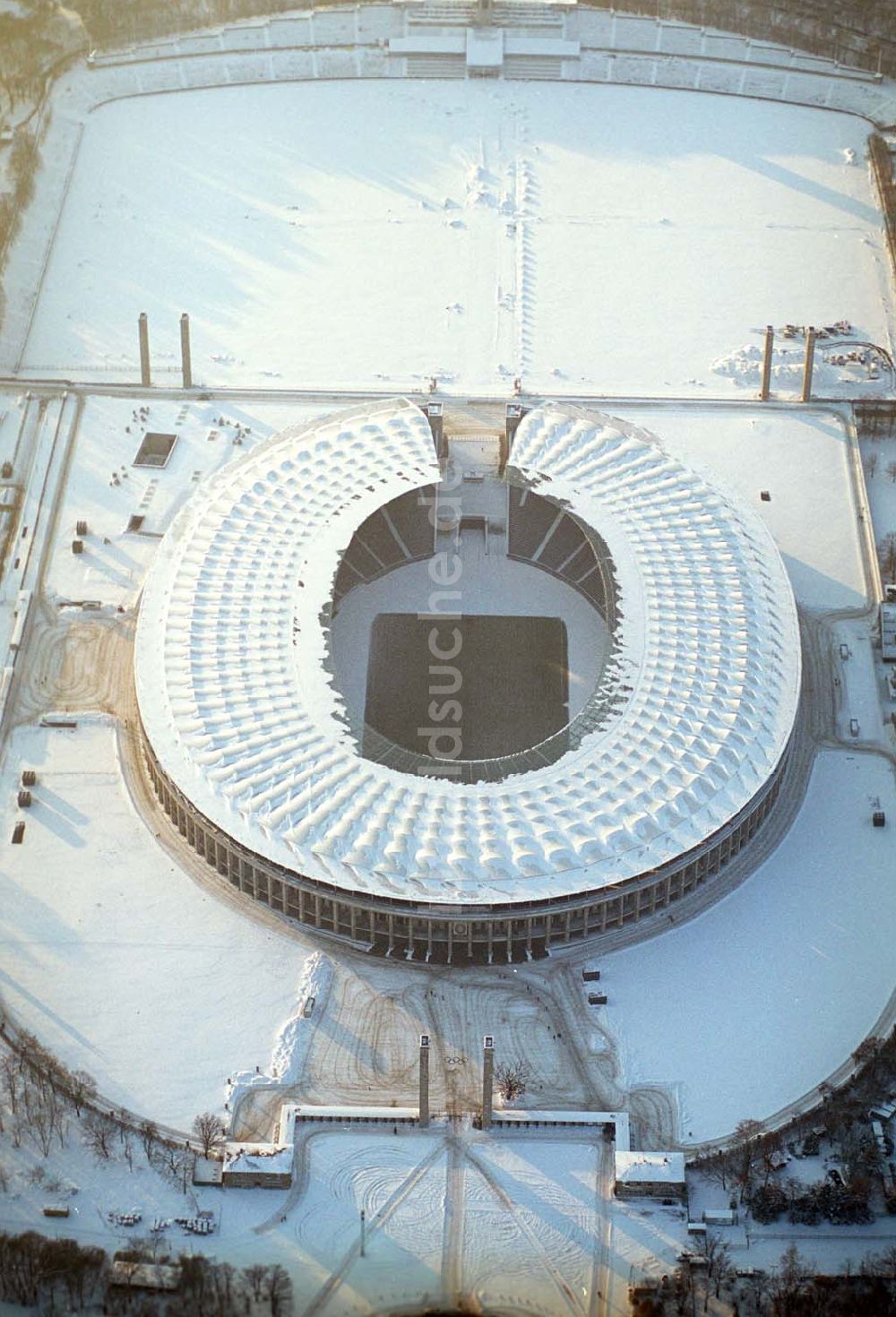 Berlin aus der Vogelperspektive: Winterstimmung am Olympiastadion in Berlin