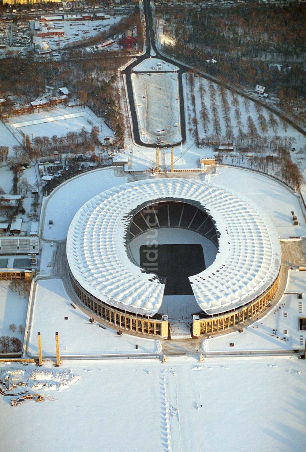 Luftaufnahme Berlin - Winterstimmung am Olympiastadion in Berlin