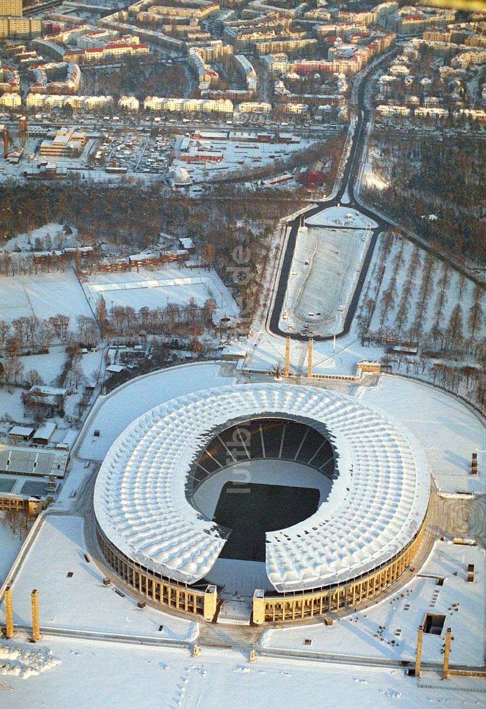 Berlin von oben - Winterstimmung am Olympiastadion in Berlin