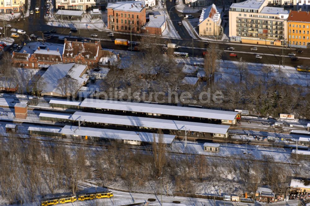 Berlin aus der Vogelperspektive: Winterstimmung am schneebedecktem Bahnhof Berlin-Schöneweide