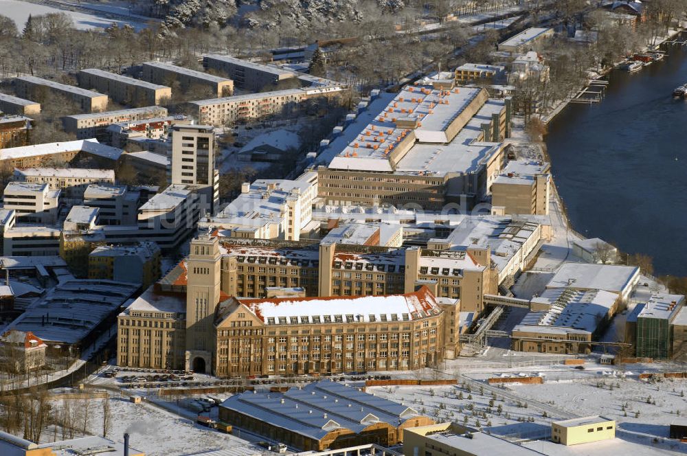 Luftbild Berlin - Winterstimmung am schneebedecktem Samsung-SDI-Werkes in Berlin- Oberschöneweide