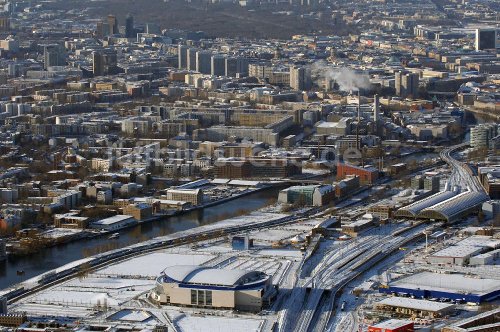 Berlin aus der Vogelperspektive: Winterstimmung am schneebedeckter Stadtansicht vom Areal der O2 Arena in Berlin-Friedrichshain