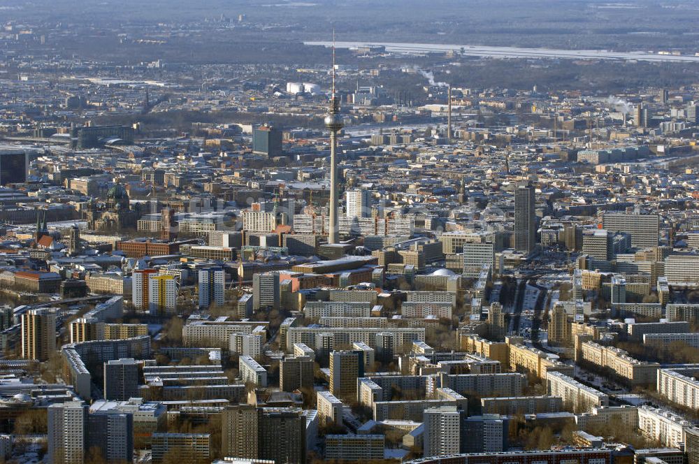 Luftaufnahme Berlin - Winterstimmung am schneebedeckter Stadtansicht des Berliner Stadtzentrum Ost