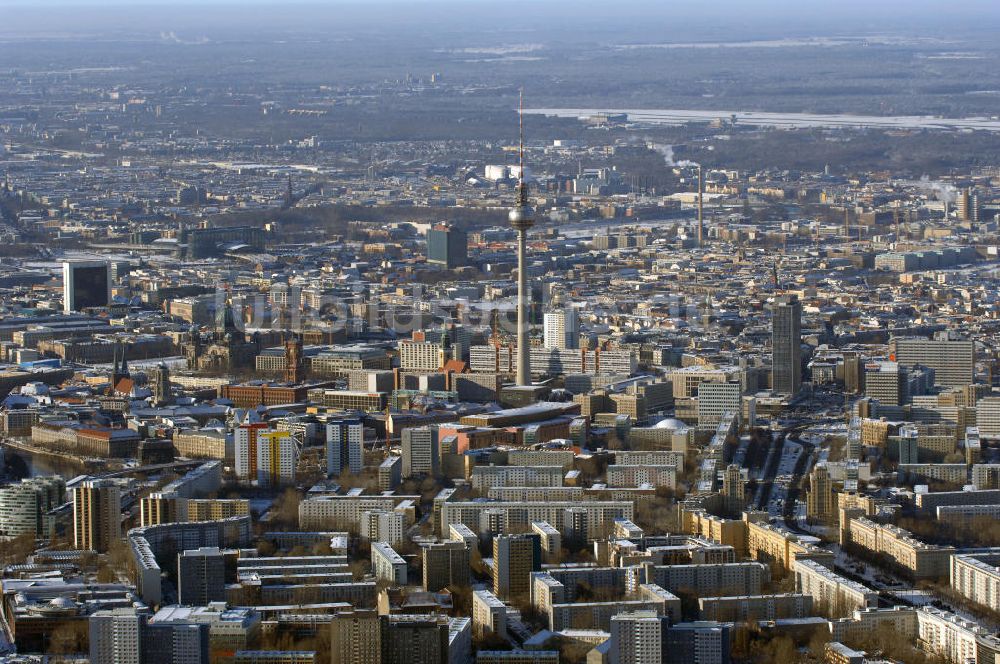 Berlin von oben - Winterstimmung am schneebedeckter Stadtansicht des Berliner Stadtzentrum Ost