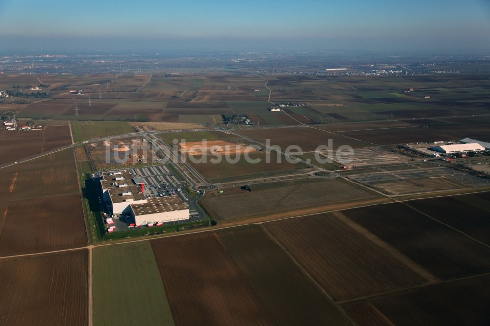 Mainz - Hechtsheim von oben - Wirtschaftspark Mainz - Rhein / Main mit Möbelhaus Martin und Messegelände in Mainz im Bundesland Rheinland-Pfalz
