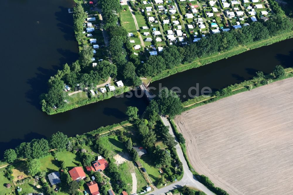 Basedow von oben - Wirtschaftsweg- Brücke über den Elbe-Lübeck-Kanal in Basedow im Bundesland Schleswig-Holstein