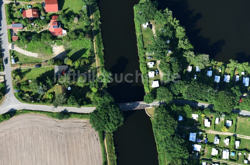 Basedow aus der Vogelperspektive: Wirtschaftsweg- Brücke über den Elbe-Lübeck-Kanal in Basedow im Bundesland Schleswig-Holstein