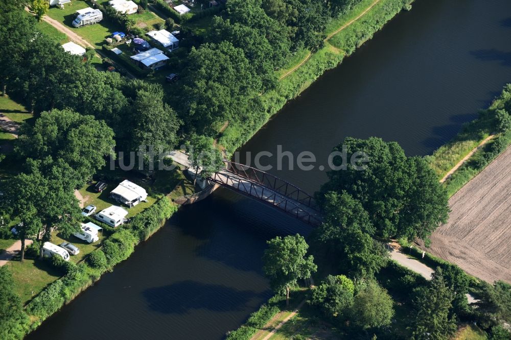 Basedow aus der Vogelperspektive: Wirtschaftsweg- Brücke über den Elbe-Lübeck-Kanal in Basedow im Bundesland Schleswig-Holstein