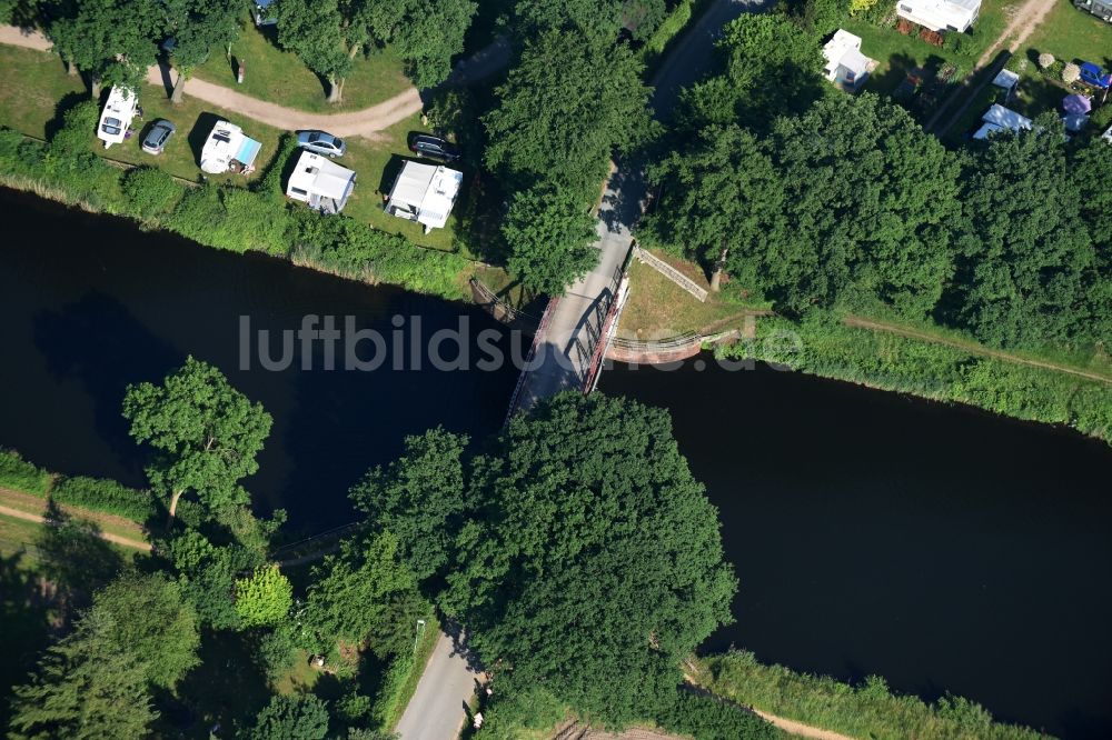 Basedow aus der Vogelperspektive: Wirtschaftsweg- Brücke über den Elbe-Lübeck-Kanal in Basedow im Bundesland Schleswig-Holstein