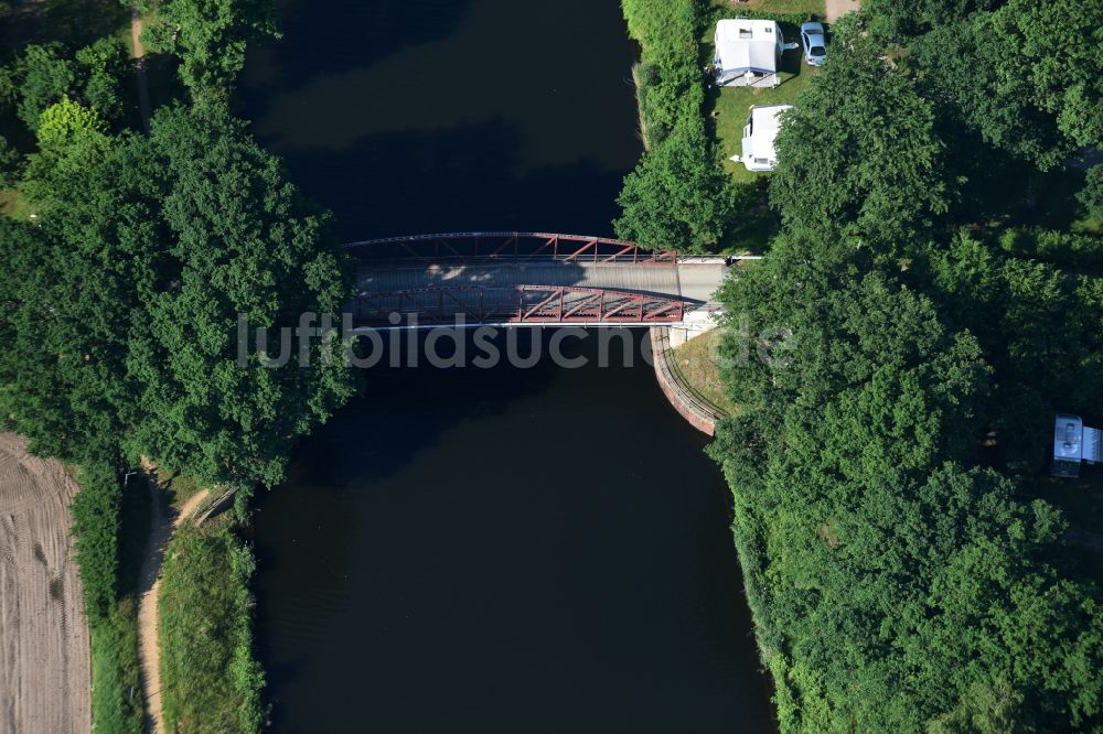 Luftaufnahme Basedow - Wirtschaftsweg- Brücke über den Elbe-Lübeck-Kanal in Basedow im Bundesland Schleswig-Holstein