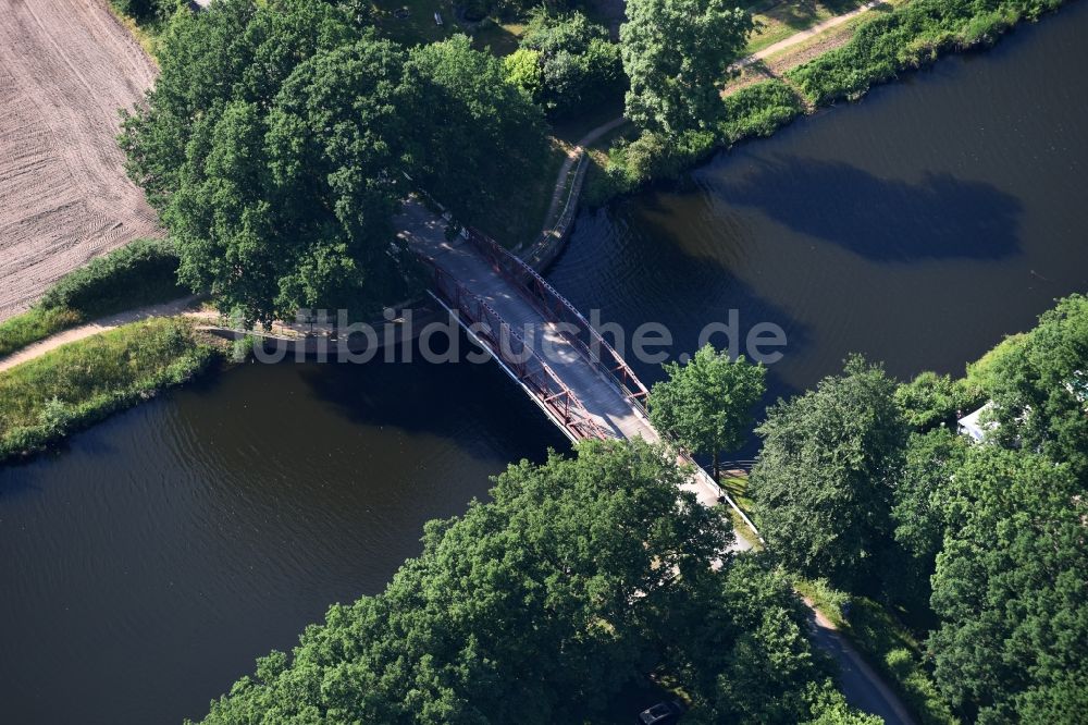 Basedow von oben - Wirtschaftsweg- Brücke über den Elbe-Lübeck-Kanal in Basedow im Bundesland Schleswig-Holstein