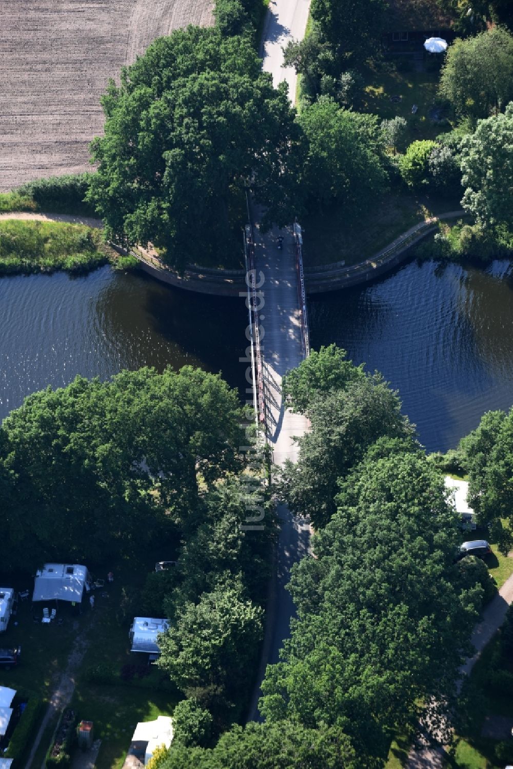 Basedow aus der Vogelperspektive: Wirtschaftsweg- Brücke über den Elbe-Lübeck-Kanal in Basedow im Bundesland Schleswig-Holstein