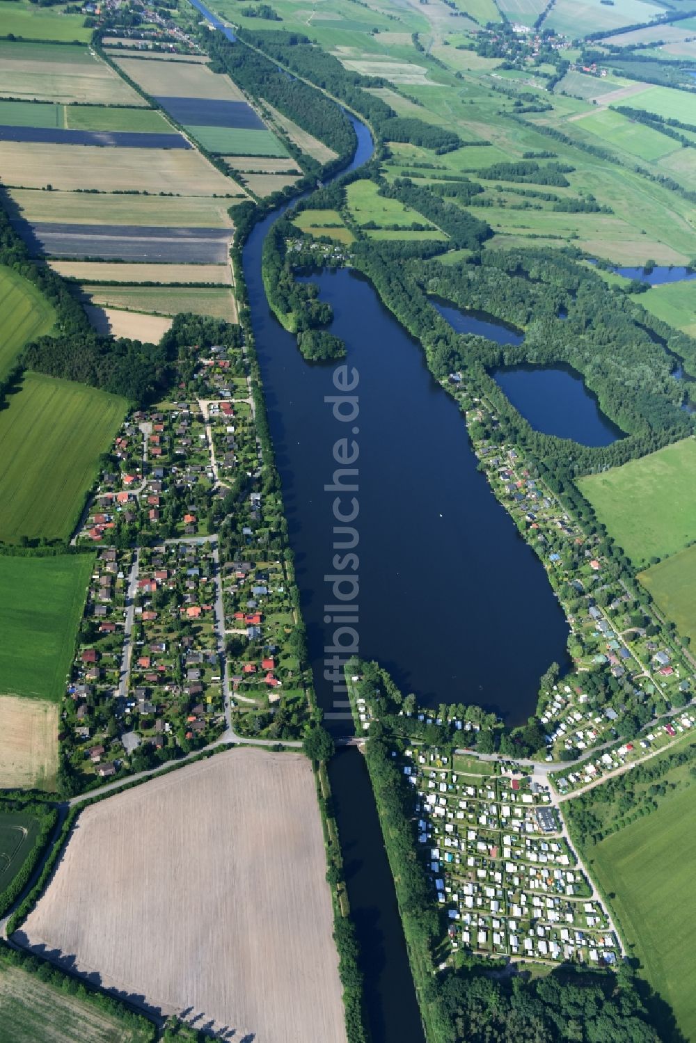 Basedow aus der Vogelperspektive: Wirtschaftsweg- Brücke über den Elbe-Lübeck-Kanal in Basedow im Bundesland Schleswig-Holstein