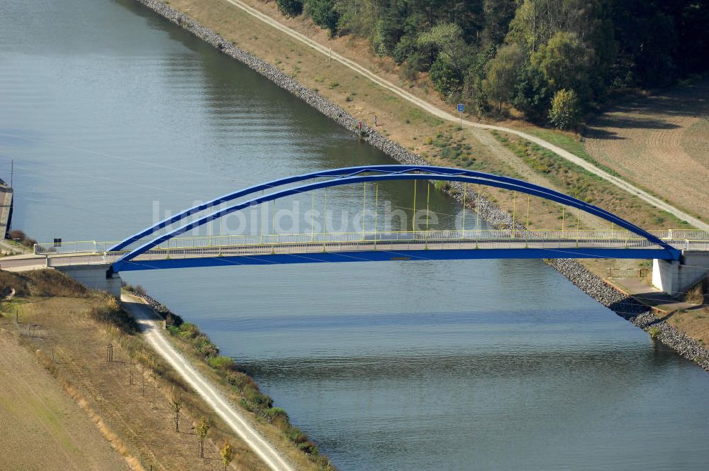 Luftbild Niegripp - Wirtschaftswegbrücke Mühlenweg bei Niegripp