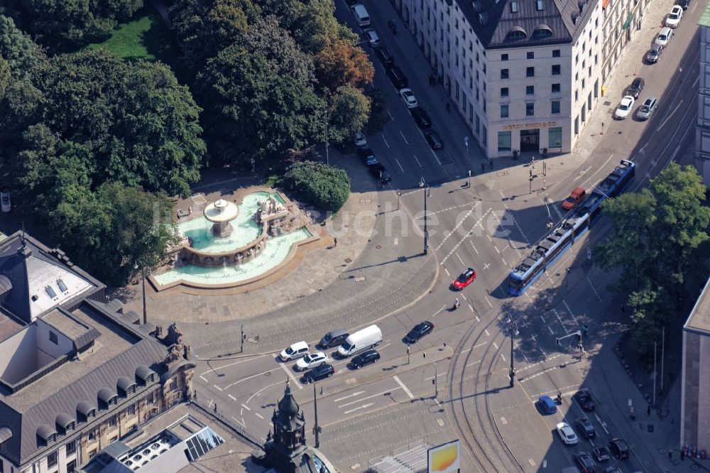 München aus der Vogelperspektive: Wittelsbacher Brunnen am Lenbachplatz in München im Bundesland Bayern