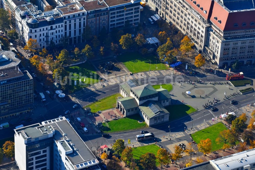 Luftaufnahme Berlin - Wittenbergplatz mit dem Gebäude des gleichnamigen U-Bahnhof im Stadtteil Schöneberg von Berlin