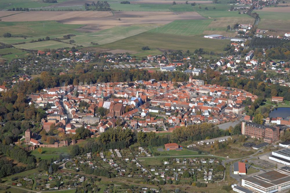 Wittstock von oben - Wittstock mit St. Marienkirche, Stadtmauer und das Rathaus