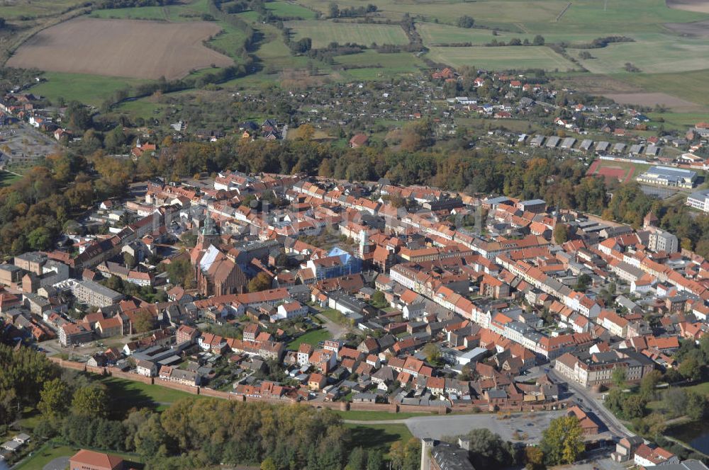 Wittstock aus der Vogelperspektive: Wittstock mit St. Marienkirche, Stadtmauer und das Rathaus