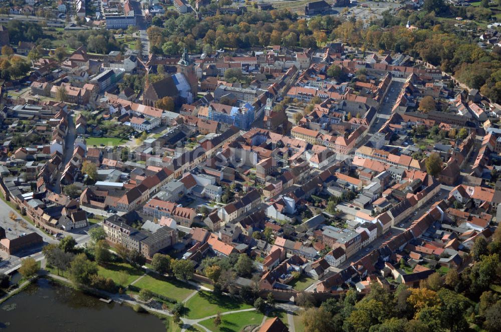 Luftbild Wittstock - Wittstock mit St. Marienkirche, Stadtmauer und das Rathaus