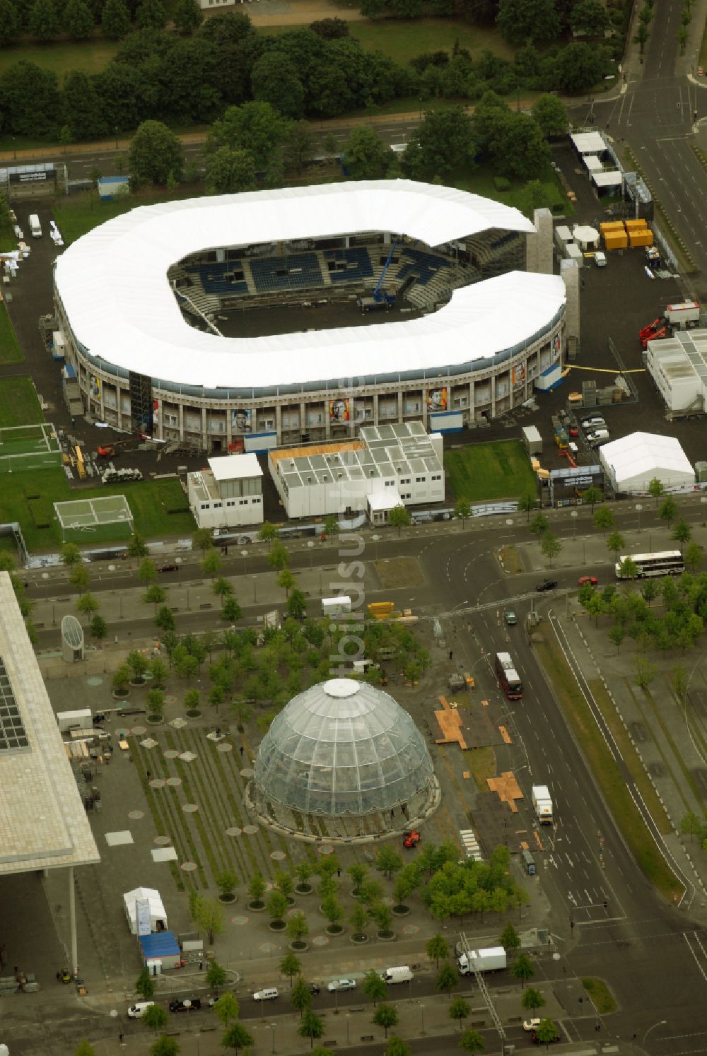 Luftbild Berlin - WM 2006 Adidas-Ministadion vor dem Berliner Reichstag im Tiergarten