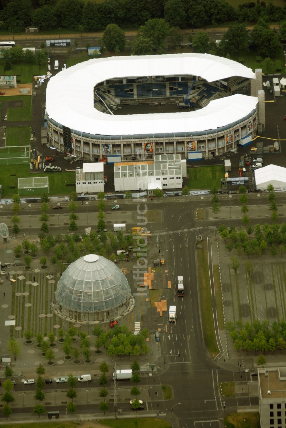 Luftaufnahme Berlin - WM 2006 Adidas-Ministadion vor dem Berliner Reichstag im Tiergarten