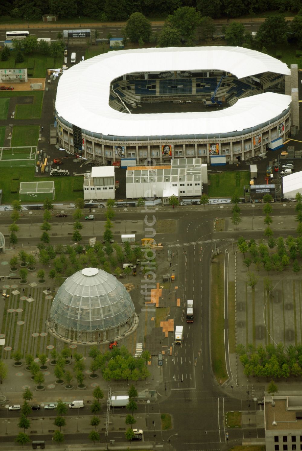 Berlin von oben - WM 2006 Adidas-Ministadion vor dem Berliner Reichstag im Tiergarten