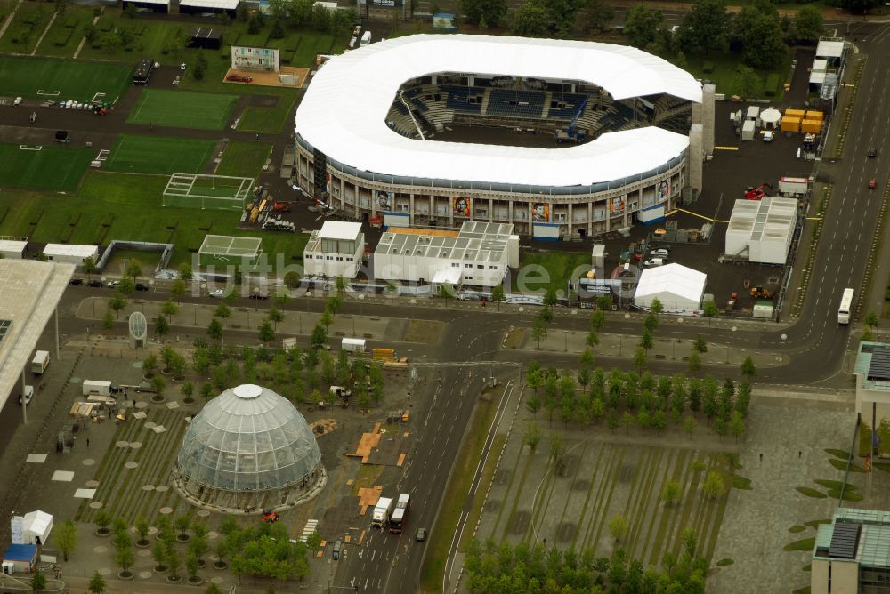 Berlin aus der Vogelperspektive: WM 2006 Adidas-Ministadion vor dem Berliner Reichstag im Tiergarten