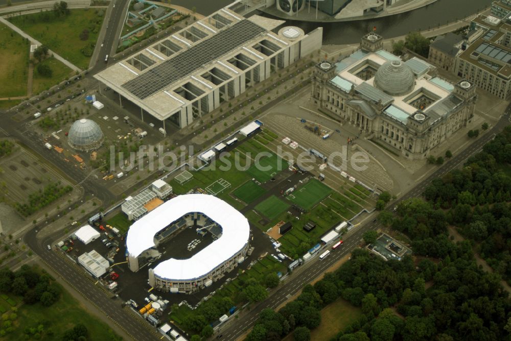 Luftaufnahme Berlin - WM 2006 Adidas-Ministadion vor dem Berliner Reichstag im Tiergarten