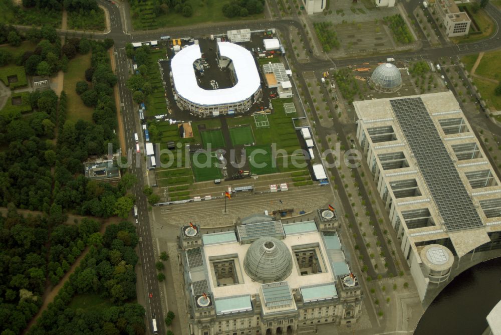 Berlin von oben - WM 2006 Adidas-Ministadion vor dem Berliner Reichstag im Tiergarten