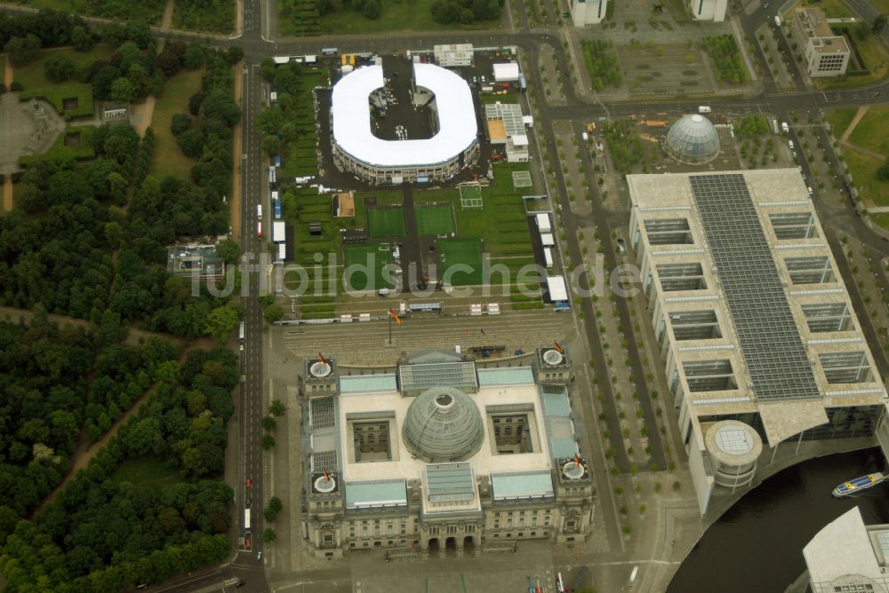 Berlin aus der Vogelperspektive: WM 2006 Adidas-Ministadion vor dem Berliner Reichstag im Tiergarten