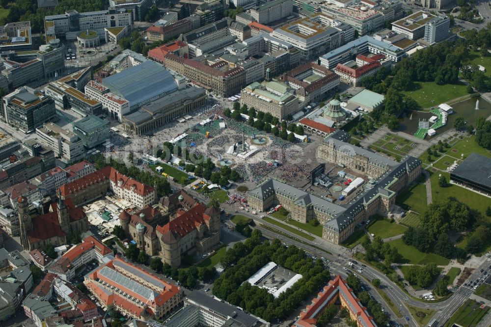 Stuttgart aus der Vogelperspektive: WM 2006 - Fußballübertragung auf einer Großleinwand auf dem Schloßplatz im Stadtzentrum der Innenstadt von Stuttgart in Baden-Württemberg