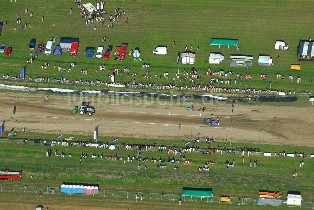 Schmachtenhagen aus der Vogelperspektive: Wochenende der Deutsche Meisterschaften im Tractor-Pulling Klasse bis 8000 PS