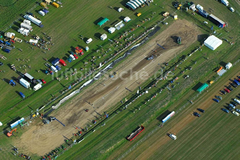 Luftbild Schmachtenhagen - Wochenende der Deutsche Meisterschaften im Tractor-Pulling Klasse bis 8000 PS