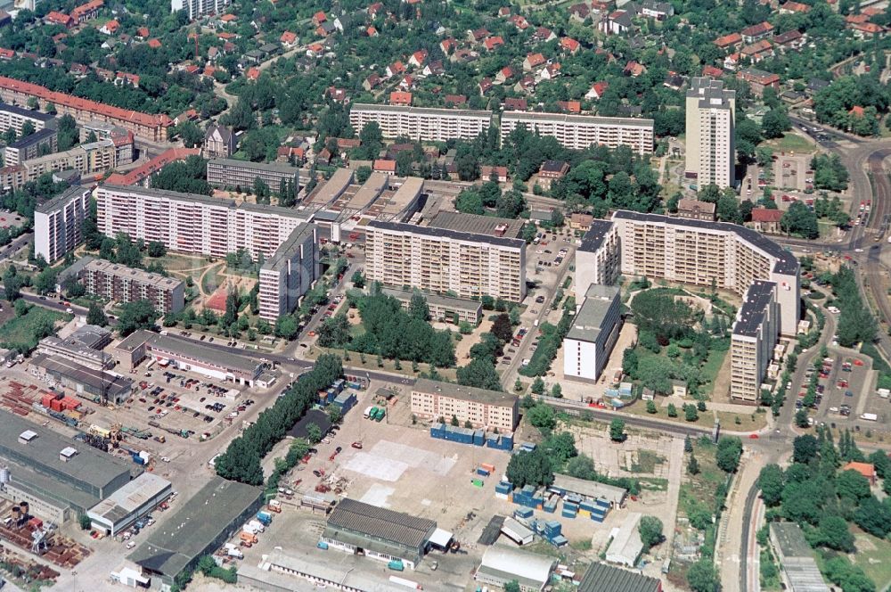 Luftaufnahme Berlin - Wohn- und Einkauszentrum Am Storchenhof in Berlin-Hohenschönhausen