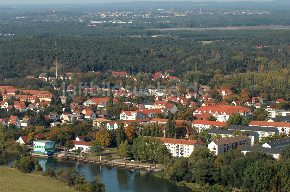 Premnitz aus der Vogelperspektive: Wohn- und Fabrikarbeitersiedlungen am Havelufer / Alte Hauptstraße in Premnitz