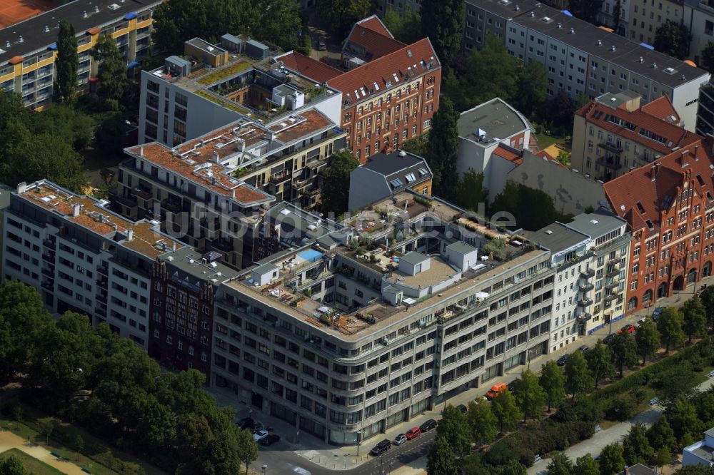 Luftaufnahme Berlin - Wohn- und Geschäftsgebäude mit Dachterrassen und Dachgärten im Ortsteil Mitte in Berlin