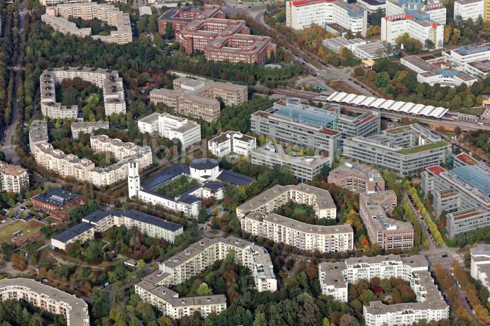 München von oben - Wohn- und Geschäftsgebäude an der Maximilian-Kolbe-Allee in München Neuperlach