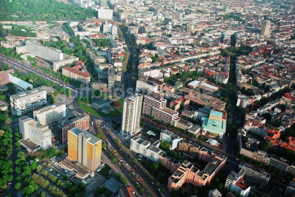 Berlin aus der Vogelperspektive: Wohn- und Geschäftsgegend am Ernst-Reuter-Platz in Berlin Charlottenburg