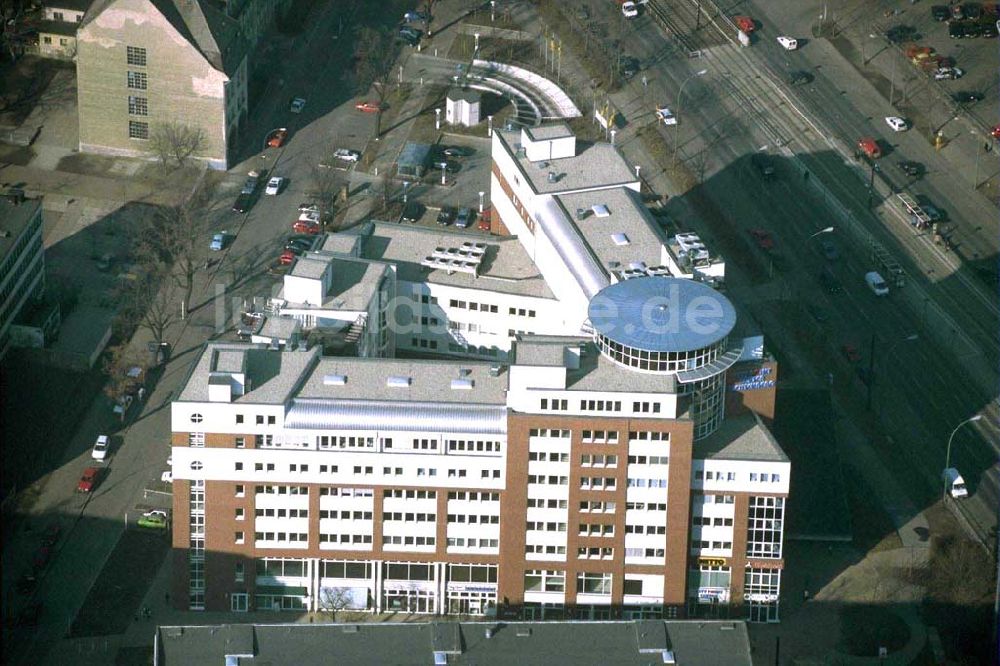 Berlin - Lichtenberg aus der Vogelperspektive: Wohn- und Geschäftshaus CITY POINT an der Möllendorfstraße in Berlin - Lichtenberg.