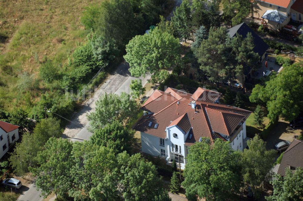 Berlin aus der Vogelperspektive: Wohn- und Geschäftshaus an der Dirschauer Strasse 2 in 12623 Berlin - Mahlsdorf, dem Sitz der Luftbildagentur euroluftbild.de