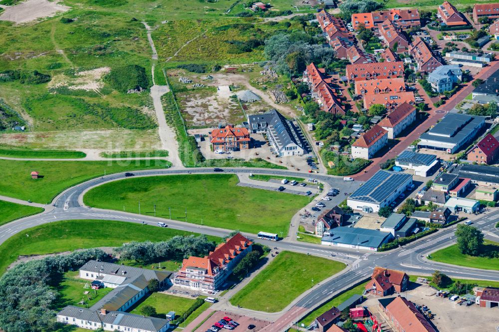 Norderney von oben - Wohn- und Geschäftshaus EDEKA am der Gorch-Fock-Weg am Hafen auf Norderney im Bundesland Niedersachsen, Deutschland